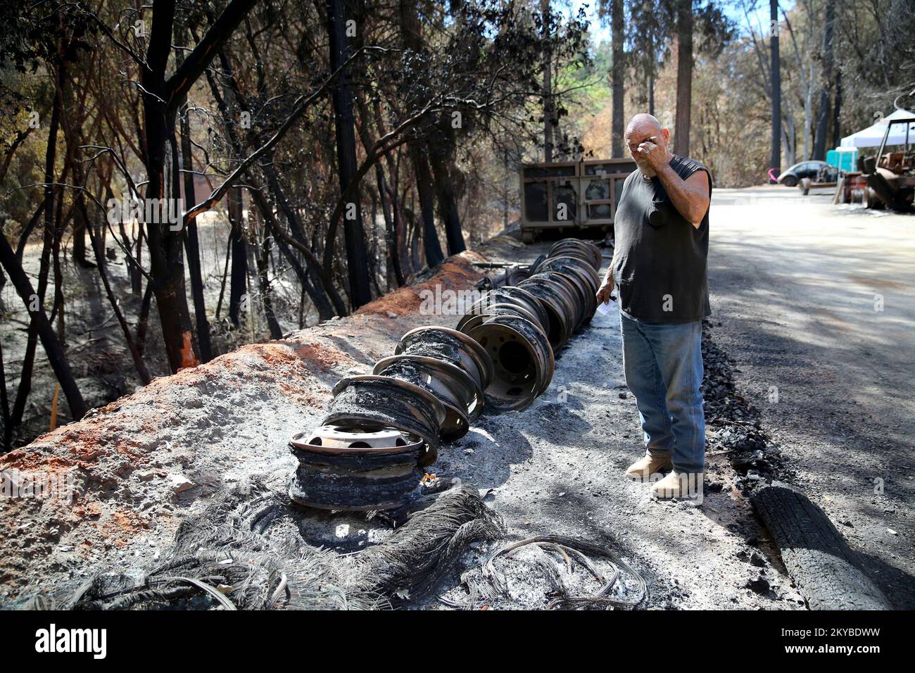 Jerry Brundage, survivant d'une catastrophe et vétéran du Vietnam, essuie une déchirure en décrivant ses pertes après un feu de forêt a brûlé tout ce qu'il possédait. Malheureusement, après que l'incendie a brûlé la propriété, les stocks de pneus et de métaux ont contaminé le sol avec des matériaux toxiques créant un problème de HAZMAT. La FEMA travaille en étroite collaboration avec l'État de Californie, le comté de Calaveras et les résidents locaux qui ont été touchés par de graves incendies de forêt qui ont détruit plus de 500 000 maisons. Adam DuBrowa FEMA. California Valley Fire et Butte Fire. Photographies relatives aux programmes de gestion des catastrophes et des urgences, Acti Banque D'Images