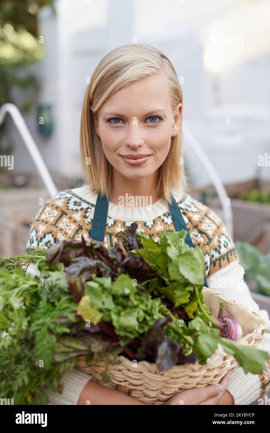 Quelle saison de jardinage abondante. Portrait d'une jeune femme attrayante faisant du jardinage de légumes. Banque D'Images