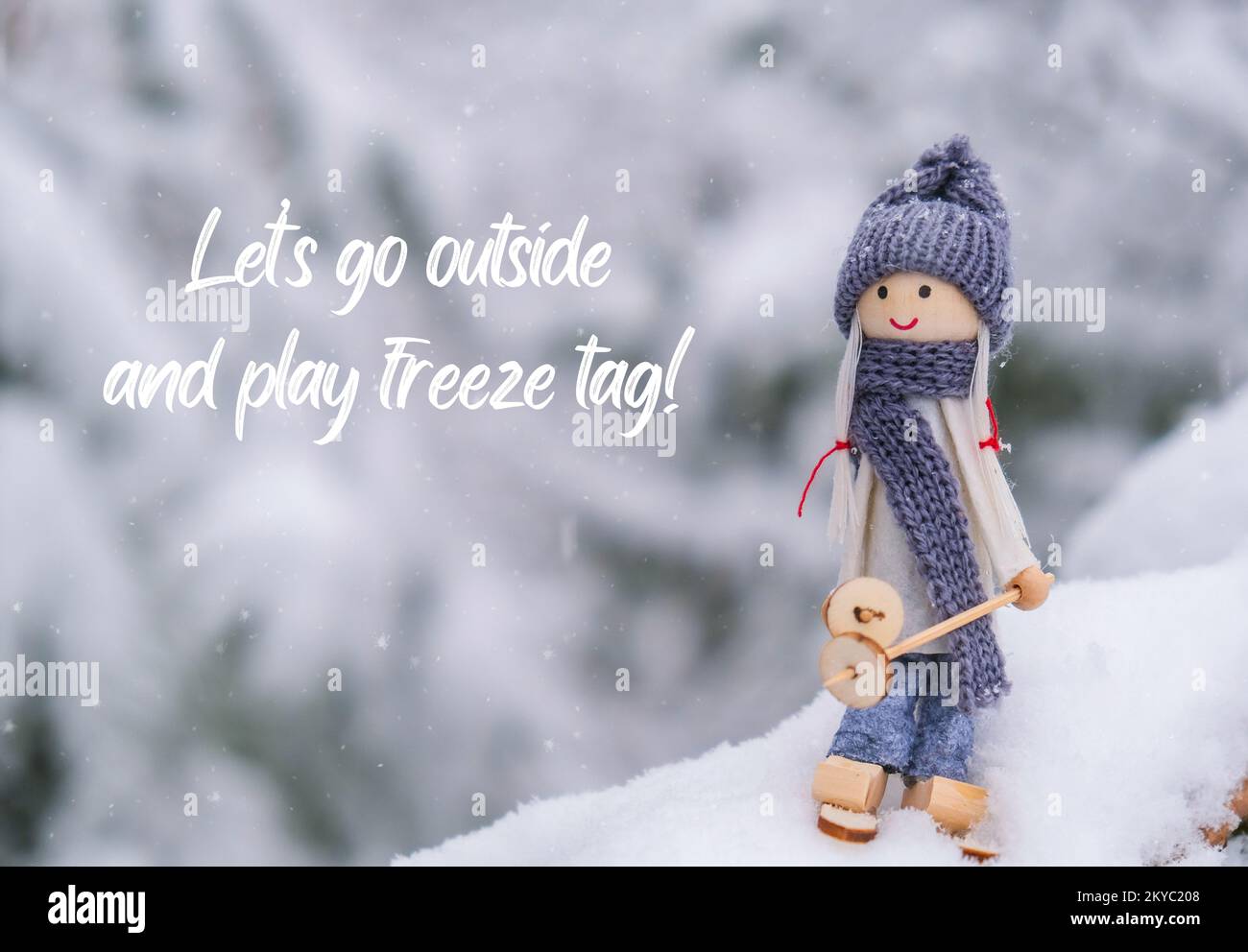 Citations Sur Ski Allons dehors et jouer gel tag inspiration blague citation phrase Angel  gnome dans le foulard et chapeau tricoté ski sur la branche de sapin  enneigé jouet Elf sur les skis dans le