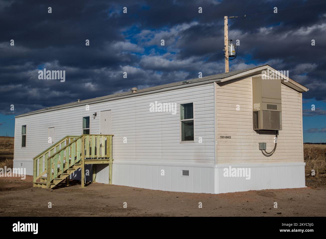 Nouvelle unité de logement fabriqué (MHU) installée et certifiée « prête pour occupation » (RFO) avec l'aide de FEMA Logistics et FEMA Individual assistance pour un survivant de la catastrophe de Oglala Sioux Tribe dans la réserve de Pine Ridge dans le comté de Oglala Lakota, Dakota du Sud. De nombreux membres tribaux de la tribu des Sioux d'Oglala ont été touchés par de graves tempêtes, des vents en ligne droite et des inondations qui se sont produites dans la réserve de Pine Ridge entre 8 mai et 29 mai 2015. FEMA Logistics et FEMA Individual assistance sont responsables de la préparation du site, de l'installation en toute sécurité et du transfert final de Manuf Banque D'Images