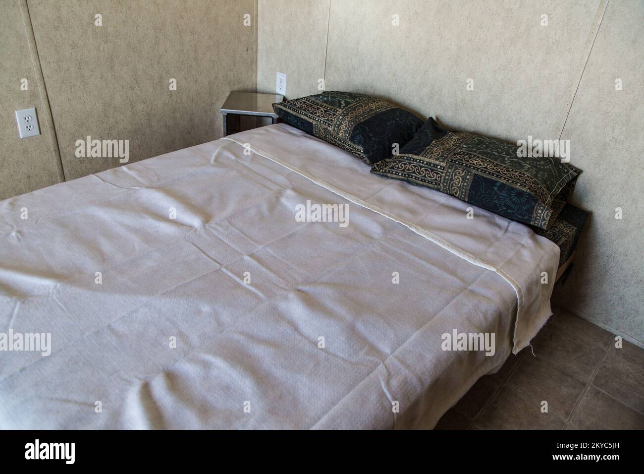 L'un des trois lits fournis pour une unité de logement fabriquée neuve (MHU) installée et certifiée "prête à occupation" (RFO) avec l'aide de FEMA Logistics et FEMA Individual assistance pour un survivant de la catastrophe de Oglala Sioux Tribe dans la réserve de Pine Ridge dans le comté de Oglala Lakota, Dakota du Sud. De nombreux membres tribaux de la tribu des Sioux d'Oglala ont été touchés par de graves tempêtes, des vents en ligne droite et des inondations qui se sont produites dans la réserve de Pine Ridge entre 8 mai et 29 mai 2015. FEMA Logistics et FEMA Individual assistance sont responsables de la préparation du site et de l'installation en toute sécurité Banque D'Images