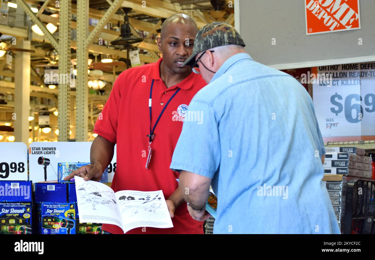 Michael Chase, spécialiste de projet d'aide aux survivants des catastrophes de la FEMA, offre des conseils d'atténuation aux acheteurs de Home Depot après les inondations d'avril 2016. Texas : tempêtes et inondations graves. Photographies relatives aux programmes, aux activités et aux fonctionnaires de gestion des catastrophes et des situations d'urgence Banque D'Images