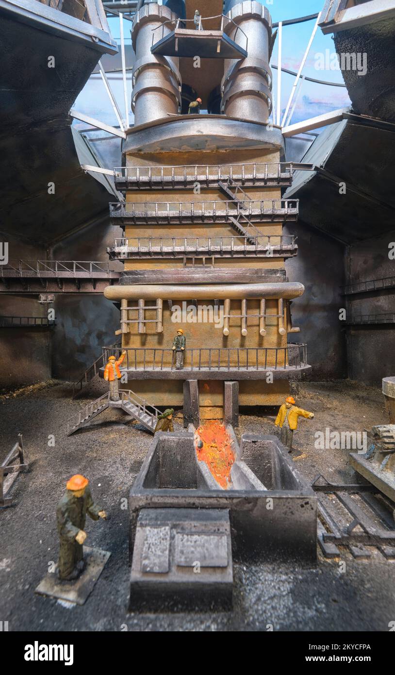 Vue d'une grande coupe d'un four de fabrication d'acier soviétique, de l'époque russe dans un diorama. Au Musée d'histoire locale de Karaganda, Kazakhstan. Banque D'Images
