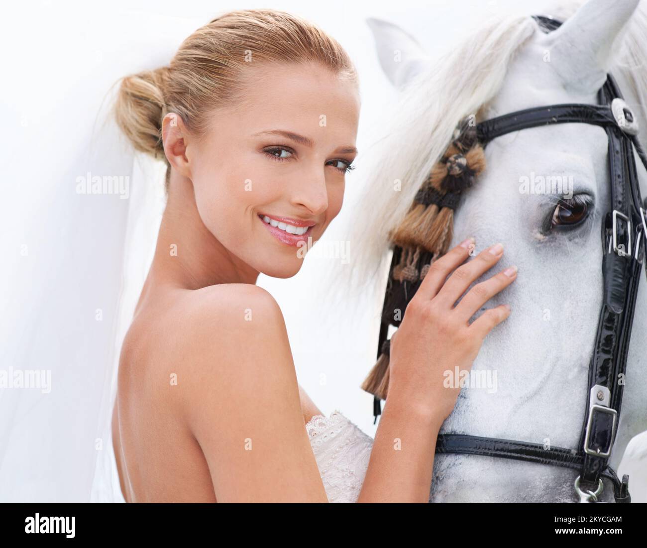 Elle est entrée dans son mariage à cheval. Une jeune mariée attrayante dehors avec son cheval. Banque D'Images