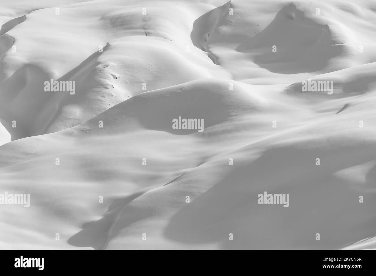 Les structures d'un paysage d'hiver fraîchement enneigé dans les montagnes, noir et blanc, canton de Berne, Suisse Banque D'Images