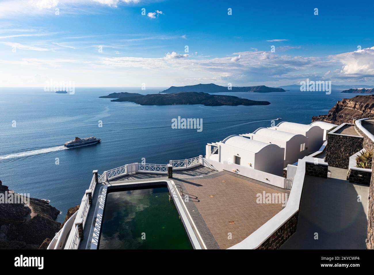 Ferry contournant un hôtel de luxe sur la calderea de Fira, Santorini, Grèce Banque D'Images