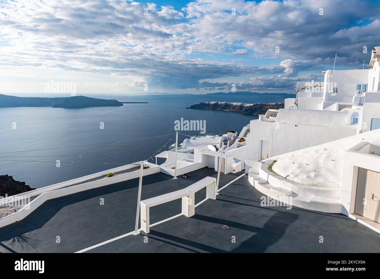Maisons blanches de luxe à Fira, Santorini, Grèce Banque D'Images