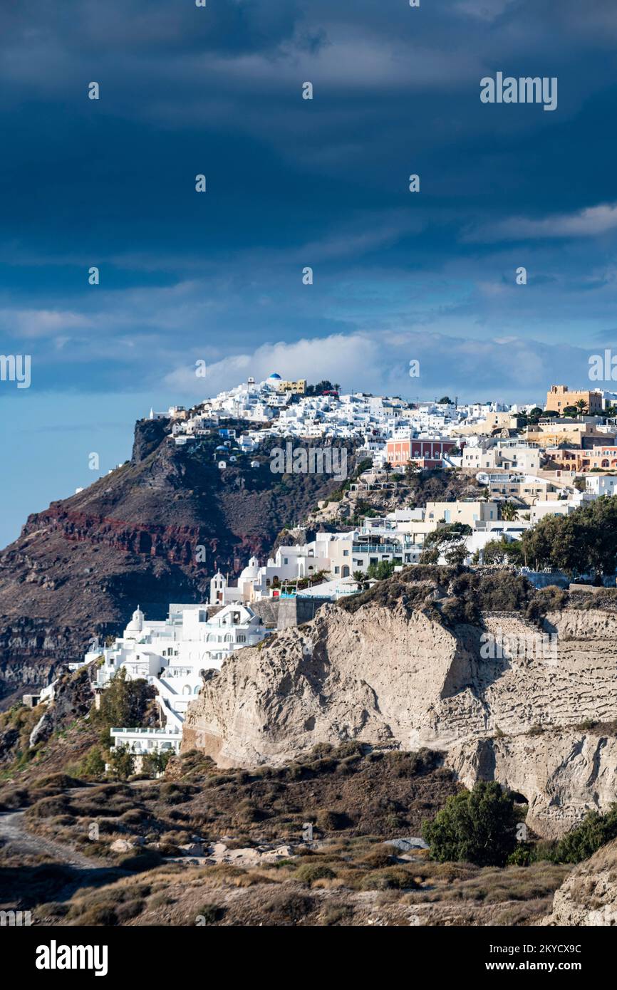 Maisons blanchies à la chaux sur la calderea, Fira, Santorini, Grèce Banque D'Images