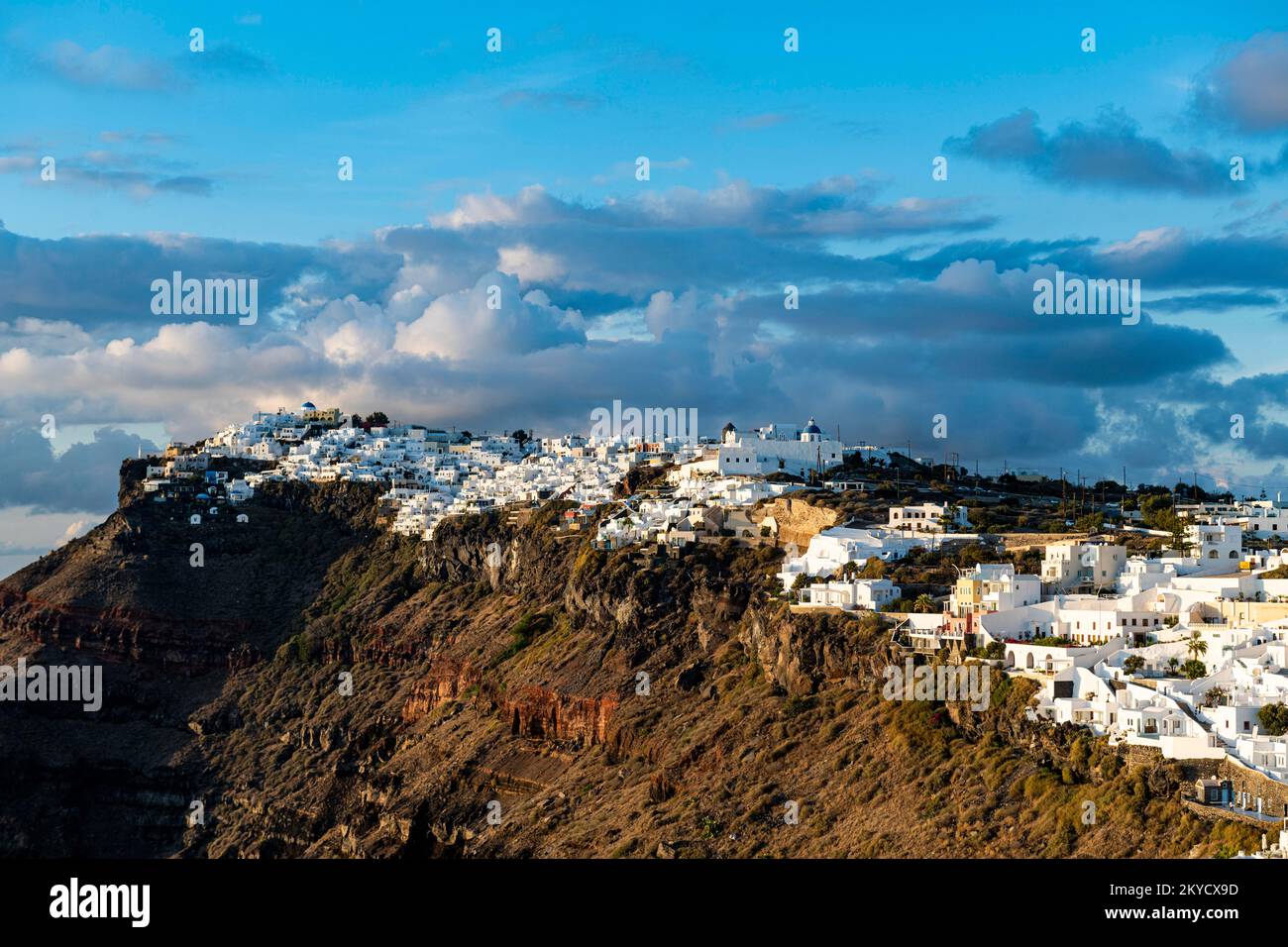 Maisons blanchies à la chaux sur la calderea, Fira, Santorini, Grèce Banque D'Images