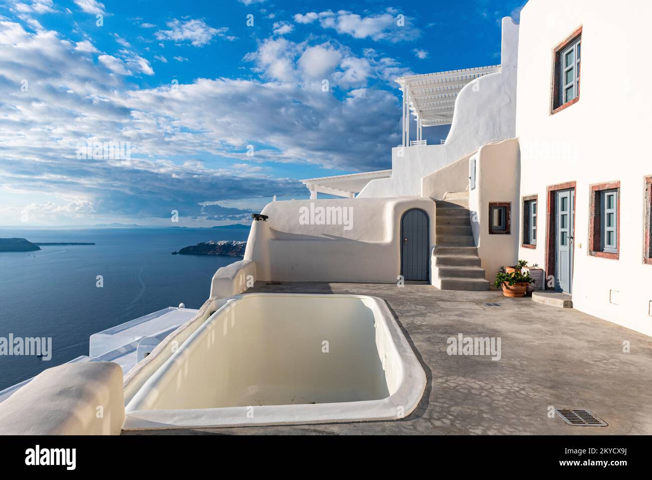 Maisons blanches de luxe à Fira, Santorini, Grèce Banque D'Images