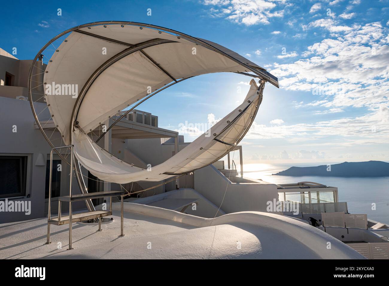 Chaise moderne sur un toit, Fira, Santorini, Grèce Banque D'Images