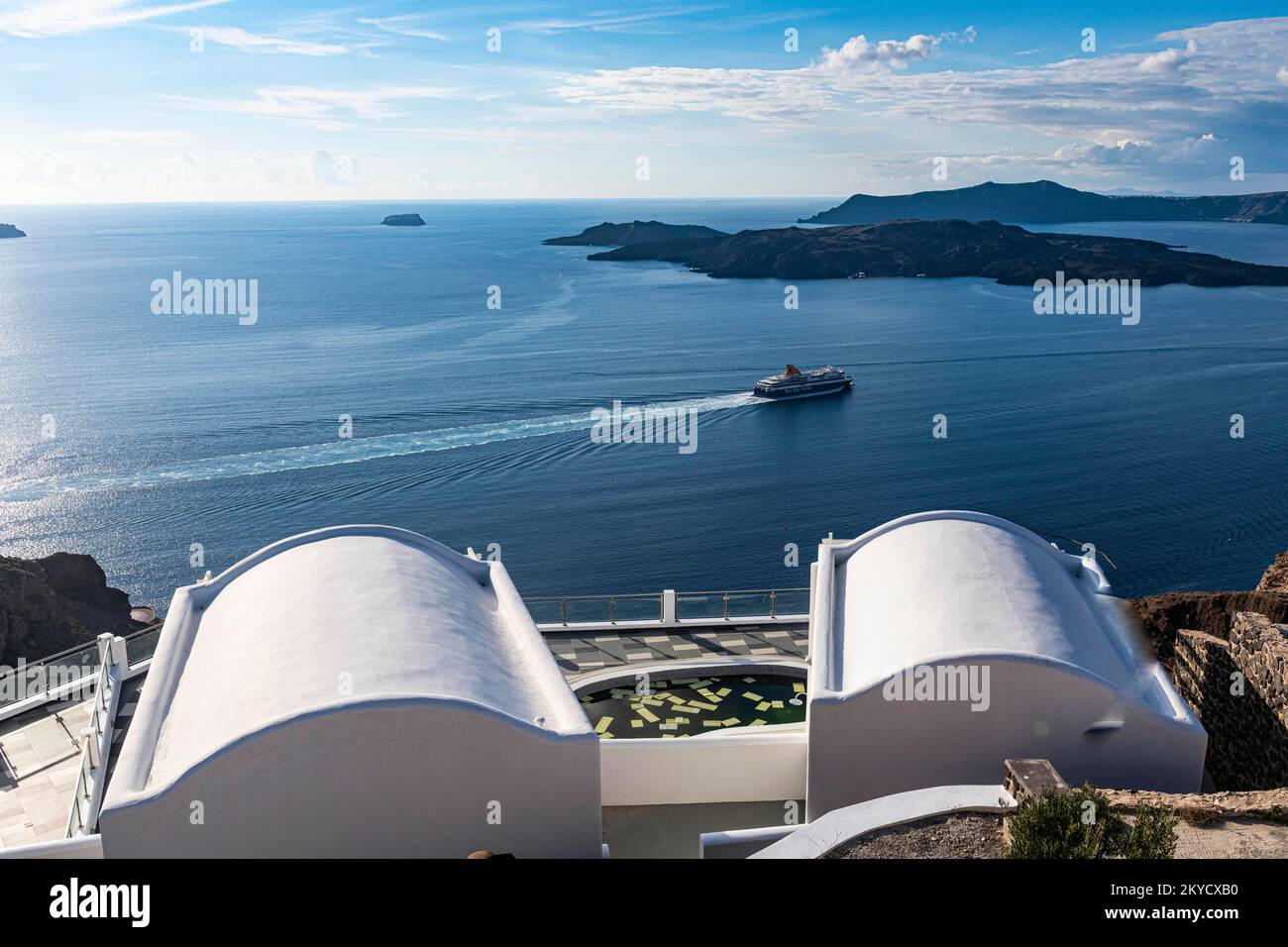 Ferry contournant un hôtel de luxe sur la calderea de Fira, Santorini, Grèce Banque D'Images