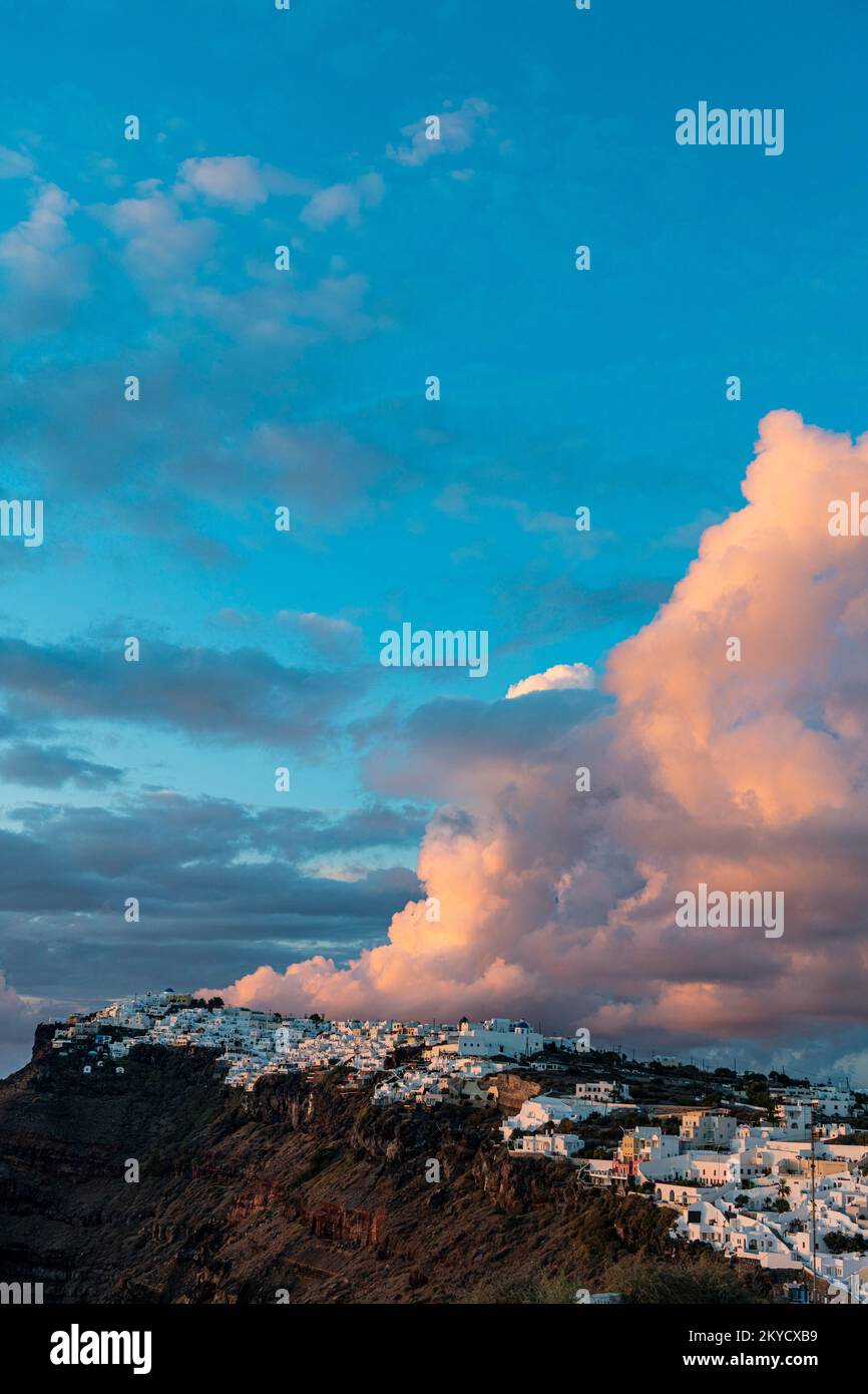 Maisons blanchies à la chaux sur la caldeira au coucher du soleil, Fira, Santorini, Grèce Banque D'Images