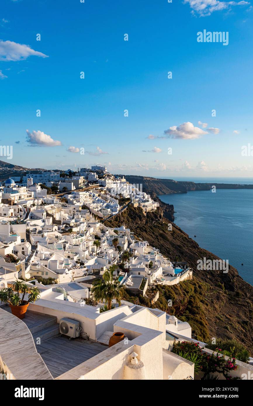 Maisons blanchies à la chaux sur la caldeira, Fira, Santorini, Grèce Banque D'Images