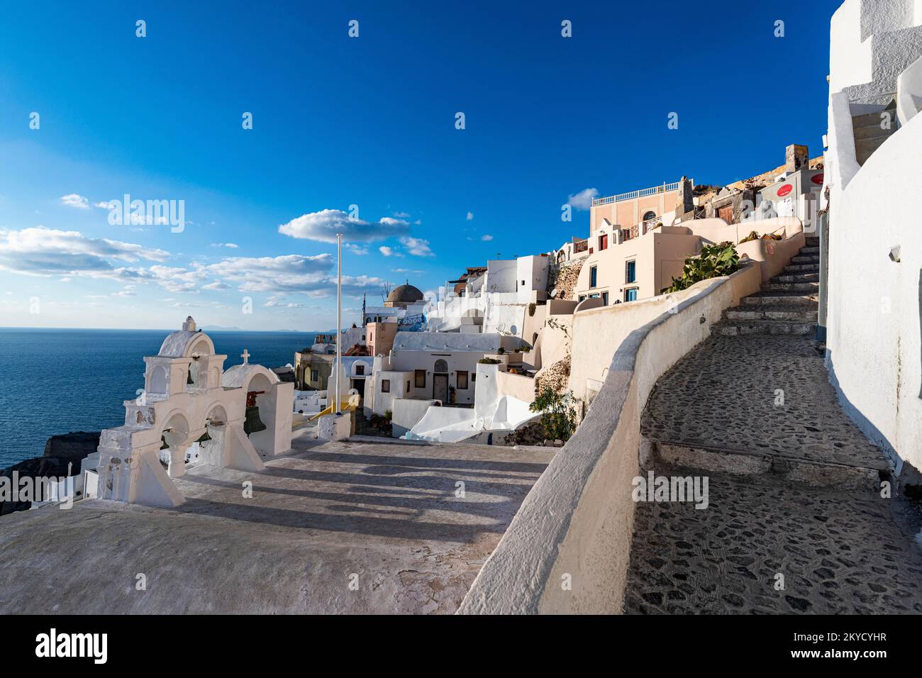 Architecture blanchie à la chaux, Oia, Santorini, Grèce Banque D'Images