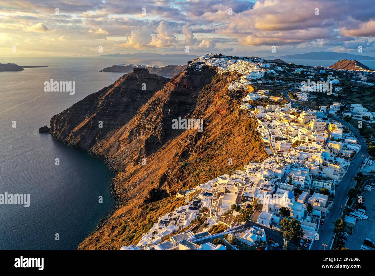 Antenne de Fira au coucher du soleil, Santorin, Grèce Banque D'Images