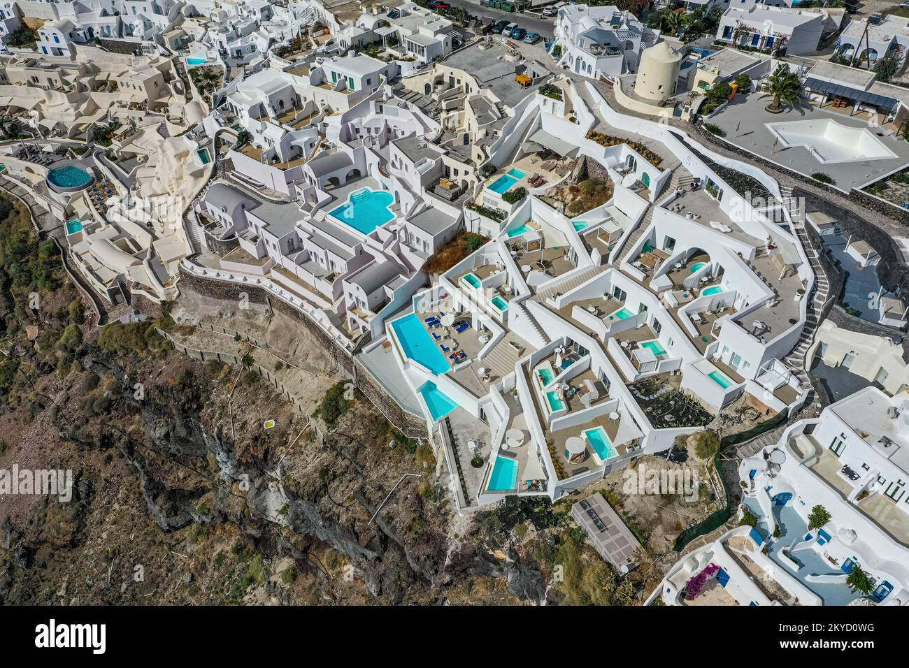 Antennes des piscines d'un hôtel de luxe à Santorini, Grèce Banque D'Images