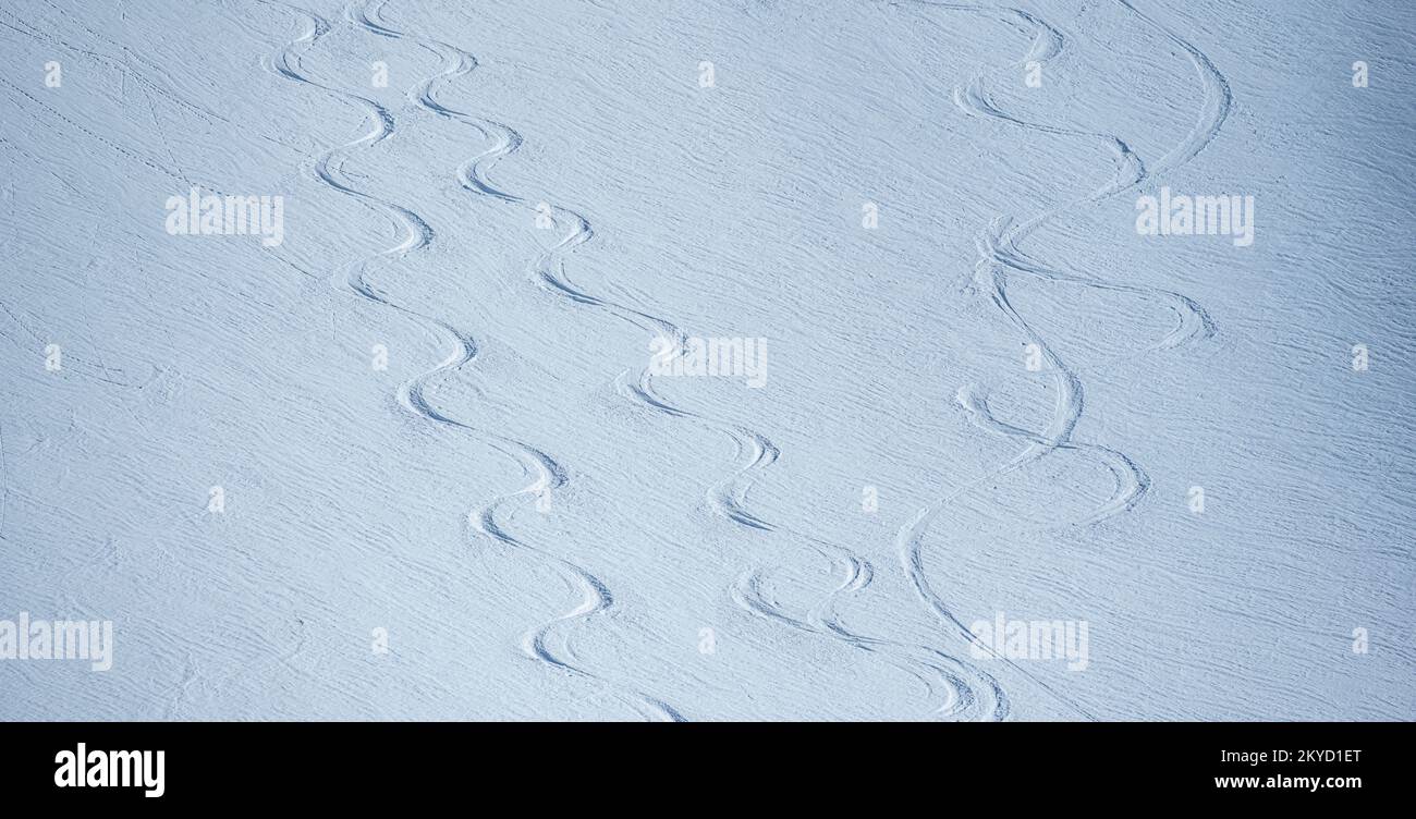 Pistes de ski simples dans la neige fraîche, vallée de Neustift im Stubai, Tyrol, Autriche Banque D'Images