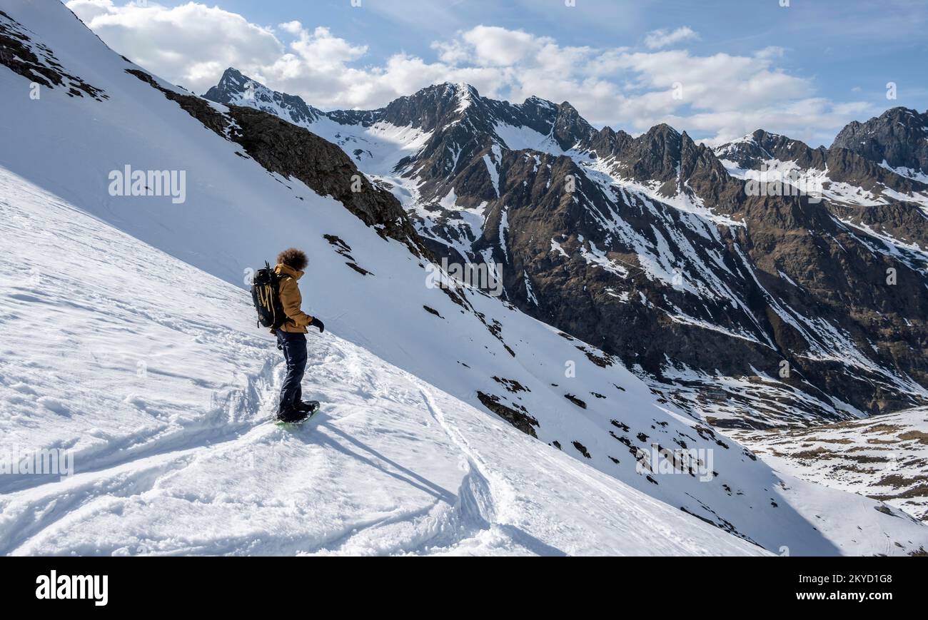 Snowboarders dans les montagnes en hiver, vallée de Neustift im Stubai, Tyrol, Autriche Banque D'Images