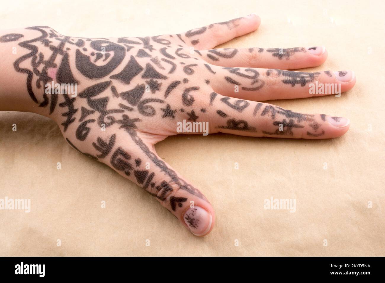 La main avec tatouage sur un arrière-plan Banque D'Images