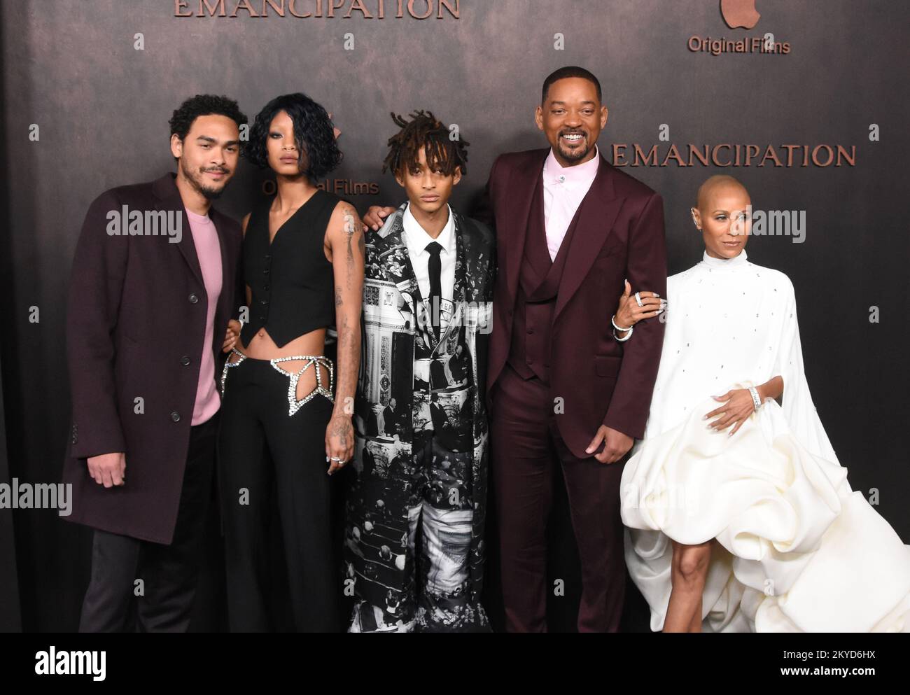 Los Angeles, Californie, États-Unis 30th novembre 2022 (L-R) acteur Trey Smith, chanteur Willow Smith, Rapper Jaden Smith, acteur Will Smith et actrice Jada Pinkett Smith assistent à la première Regency d'Apple films 'Emancipation' de Los Angeles au Village Theatre on 30 novembre 2022 à Los Angeles, Californie, États-Unis. Photo de Barry King/Alay Live News Banque D'Images