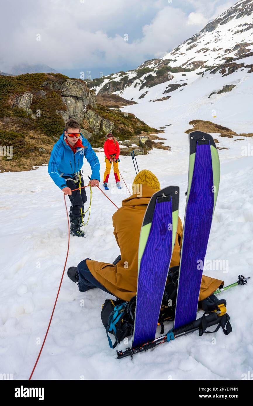 Exercice dans la crevasse de sauvetage pour les randonnées à ski, gestion des risques en hiver dans les montagnes, vallée de Neustift im Stubai, Tyrol, Autriche Banque D'Images