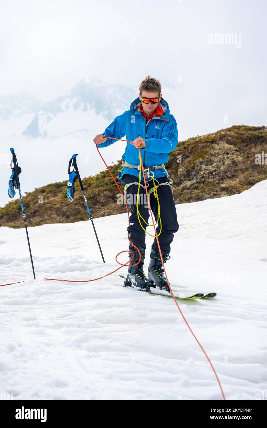 Exercice dans la crevasse de sauvetage pour les randonnées à ski, gestion des risques en hiver dans les montagnes, vallée de Neustift im Stubai, Tyrol, Autriche Banque D'Images