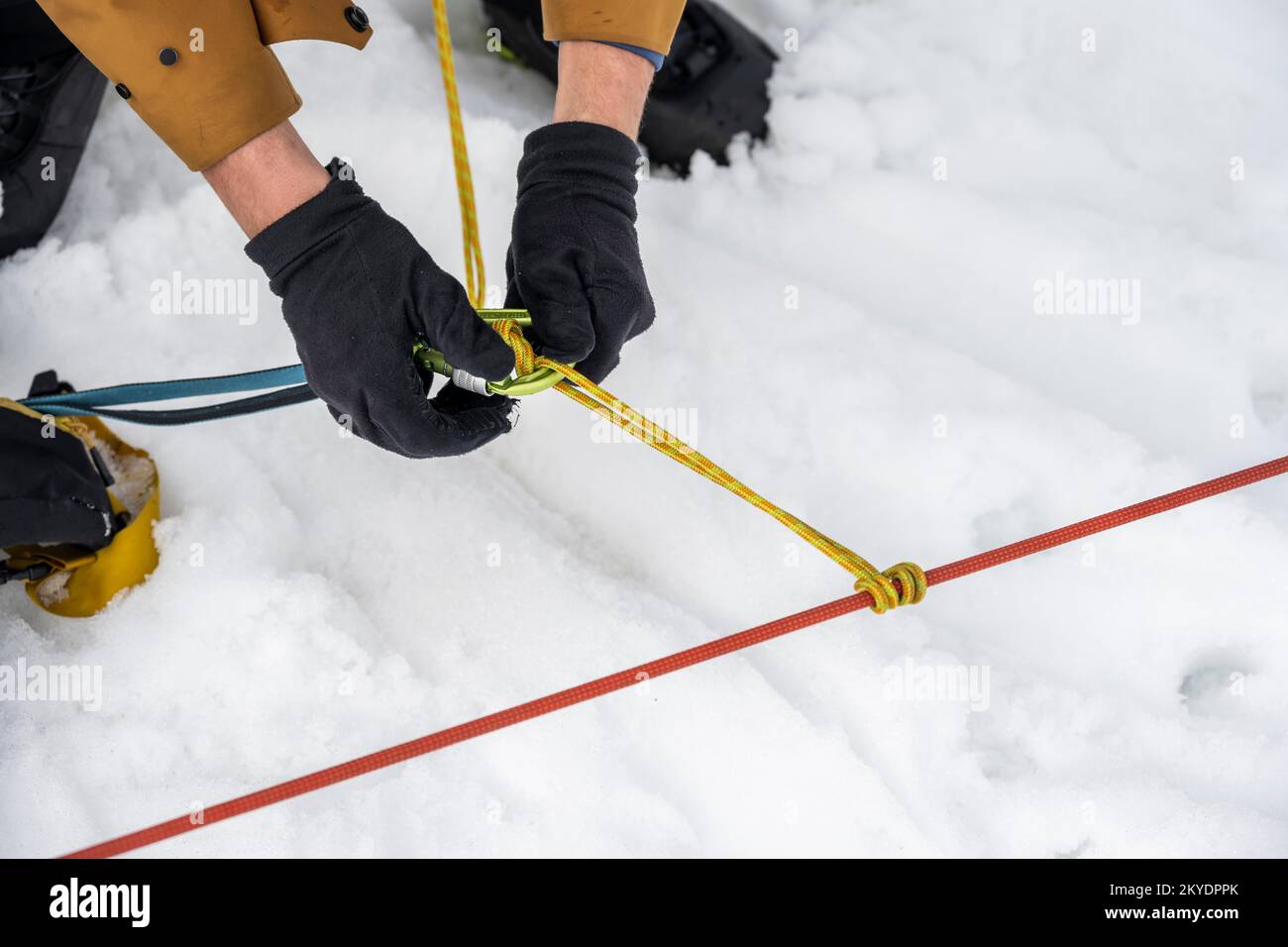 Prusik, Prusik Knot, Safety Knot, pratiquer le sauvetage de la crevasse pour le ski de randonnée, la gestion des risques en hiver dans les montagnes, Neustift im Stubai Valley Banque D'Images