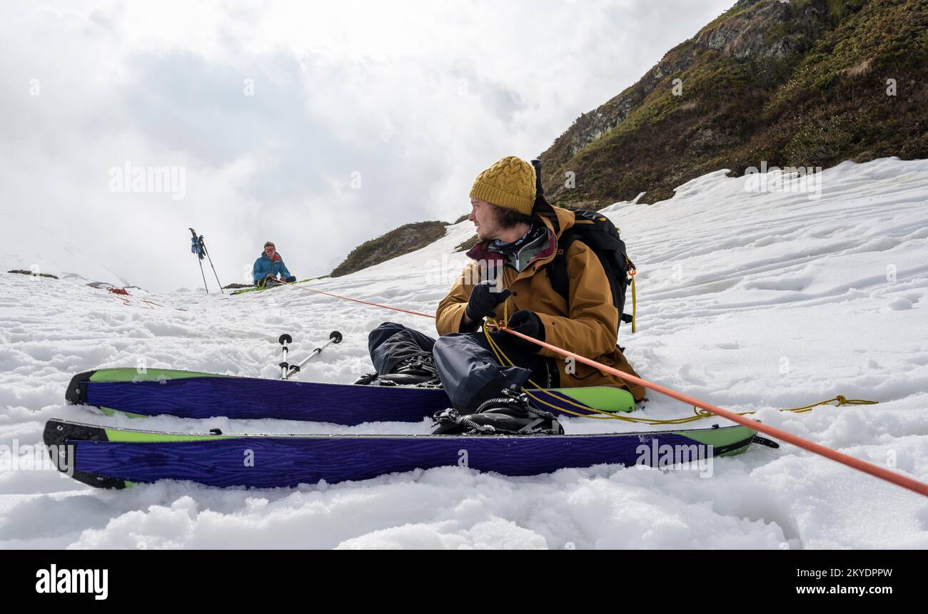 Exercice dans la crevasse de sauvetage pour les randonnées à ski, gestion des risques en hiver dans les montagnes, vallée de Neustift im Stubai, Tyrol, Autriche Banque D'Images