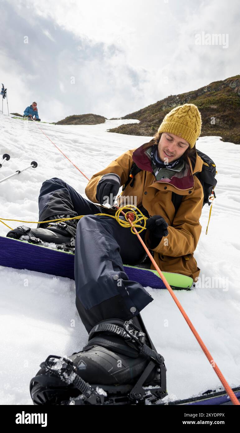 Exercice dans la crevasse de sauvetage pour les randonnées à ski, gestion des risques en hiver dans les montagnes, vallée de Neustift im Stubai, Tyrol, Autriche Banque D'Images