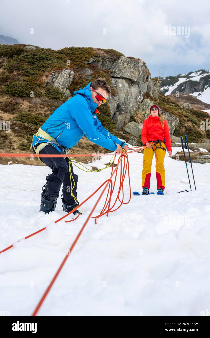 Exercice dans la crevasse de sauvetage pour les randonnées à ski, gestion des risques en hiver dans les montagnes, vallée de Neustift im Stubai, Tyrol, Autriche Banque D'Images