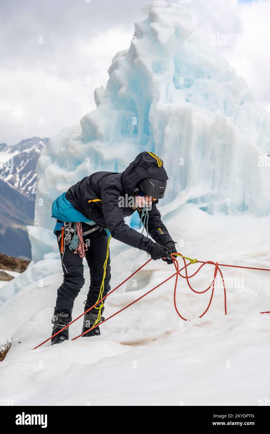 Exercice dans la crevasse de sauvetage pour les randonnées à ski, gestion des risques en hiver dans les montagnes, vallée de Neustift im Stubai, Tyrol, Autriche Banque D'Images