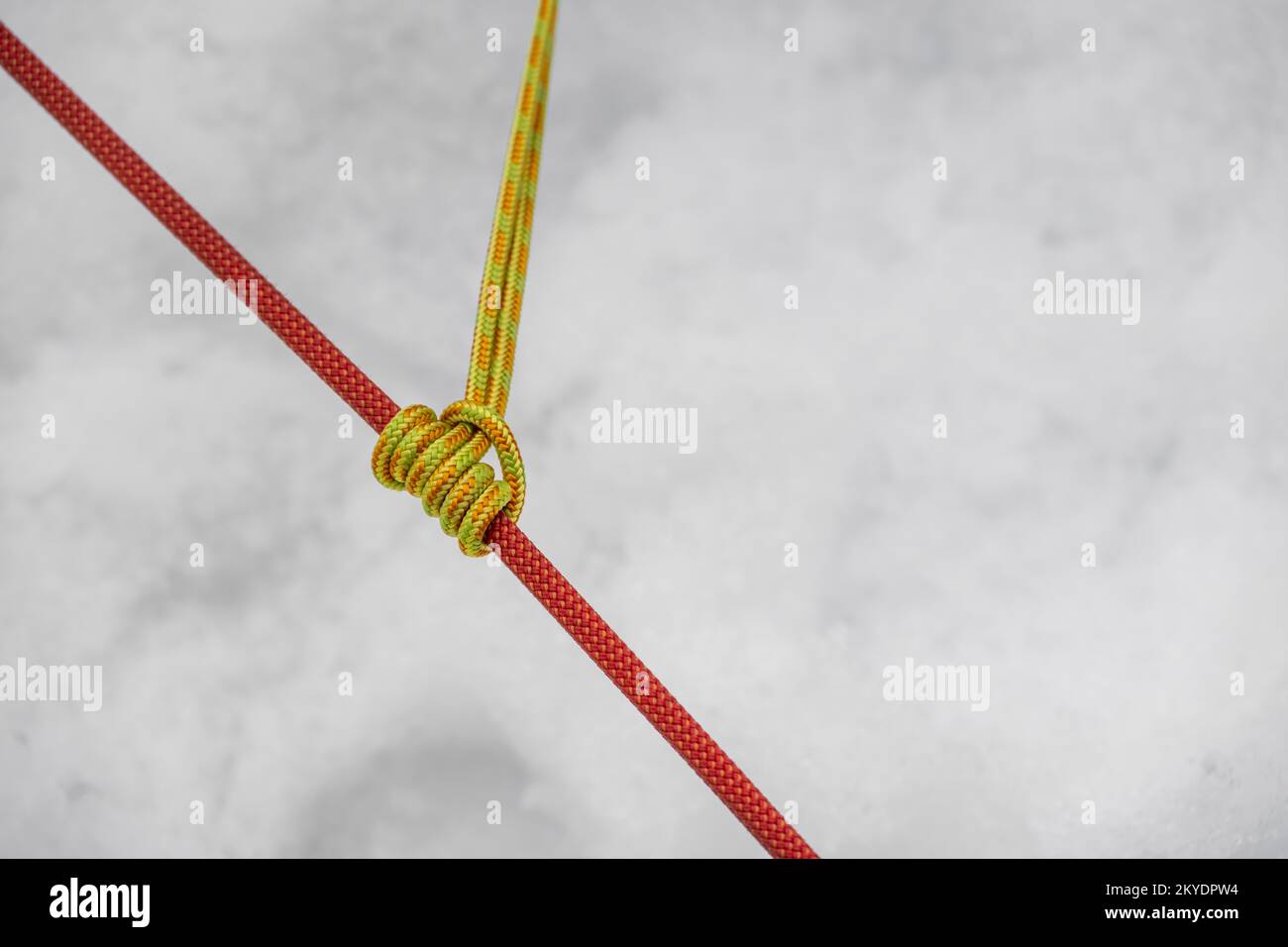 Théorie du nœud, Prusik Knot, pratiquer le sauvetage de la crevasse pour les randonnées à ski, gestion des risques en hiver dans les montagnes, vallée de Neustift im Stubai, Tyrol Banque D'Images