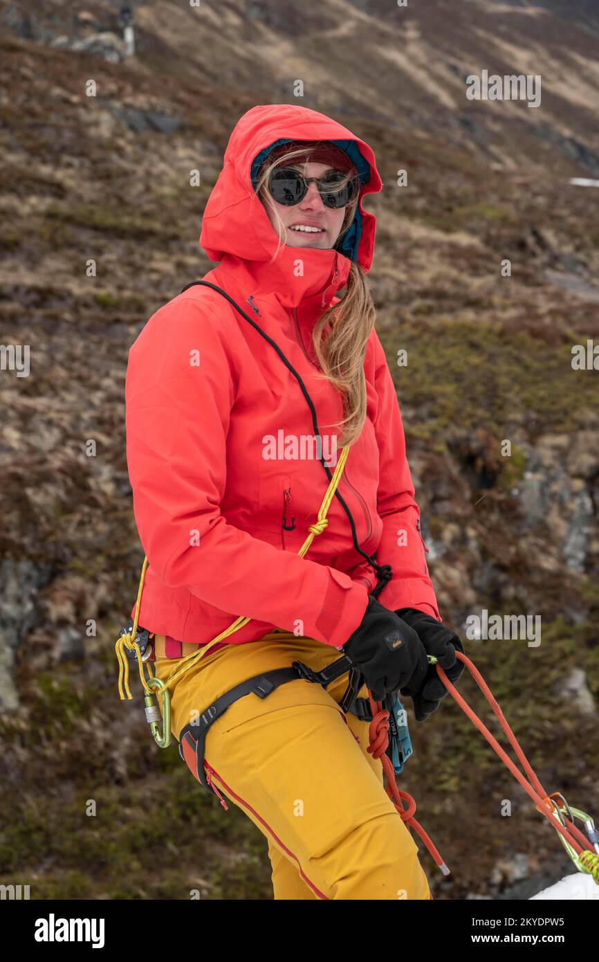 Exercice de sauvetage de crevasse pour le ski de randonnée sur une falaise, gestion des risques en hiver dans les montagnes, vallée de Neustift im Stubai, Tyrol, Autriche Banque D'Images
