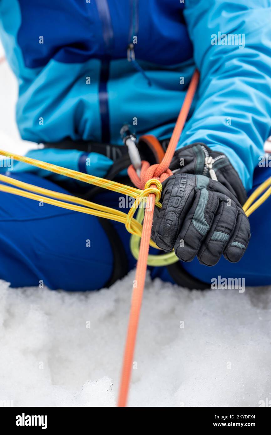 Théorie du nœud, Prusik Knot exercice crevasse sauvetage pour les randonnées à ski, gestion des risques en hiver dans les montagnes, vallée de Neustift im Stubai, Tyrol, Autriche Banque D'Images