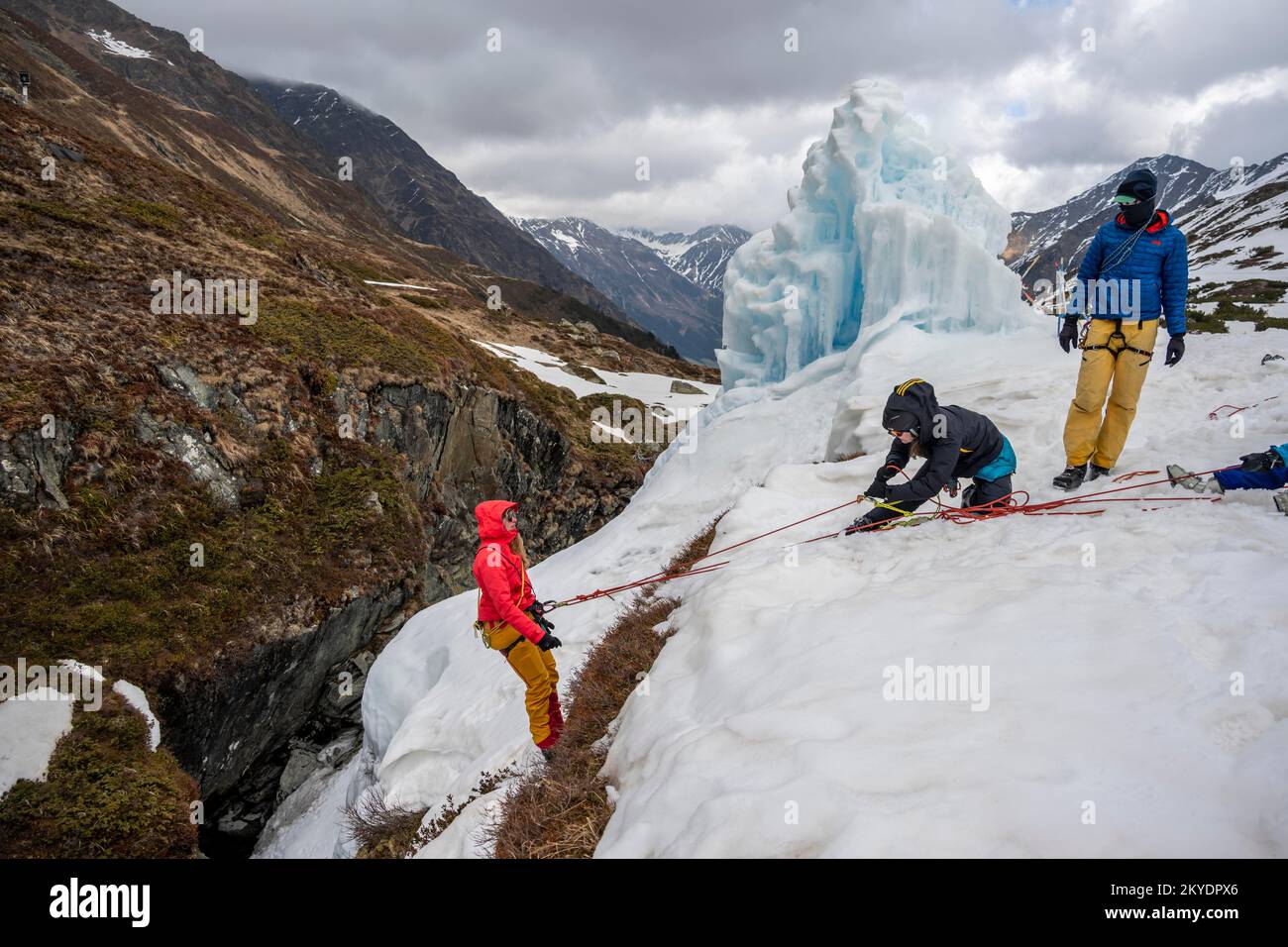 Exercice dans la crevasse de sauvetage pour les randonnées à ski, gestion des risques en hiver dans les montagnes, vallée de Neustift im Stubai, Tyrol, Autriche Banque D'Images