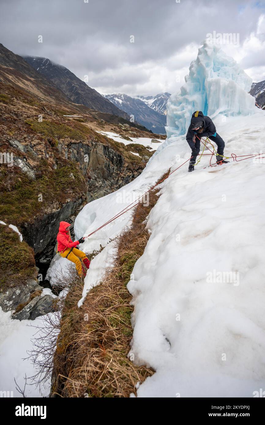 Exercice de sauvetage de crevasse pour le ski de randonnée sur une falaise, gestion des risques en hiver dans les montagnes, vallée de Neustift im Stubai, Tyrol, Autriche Banque D'Images