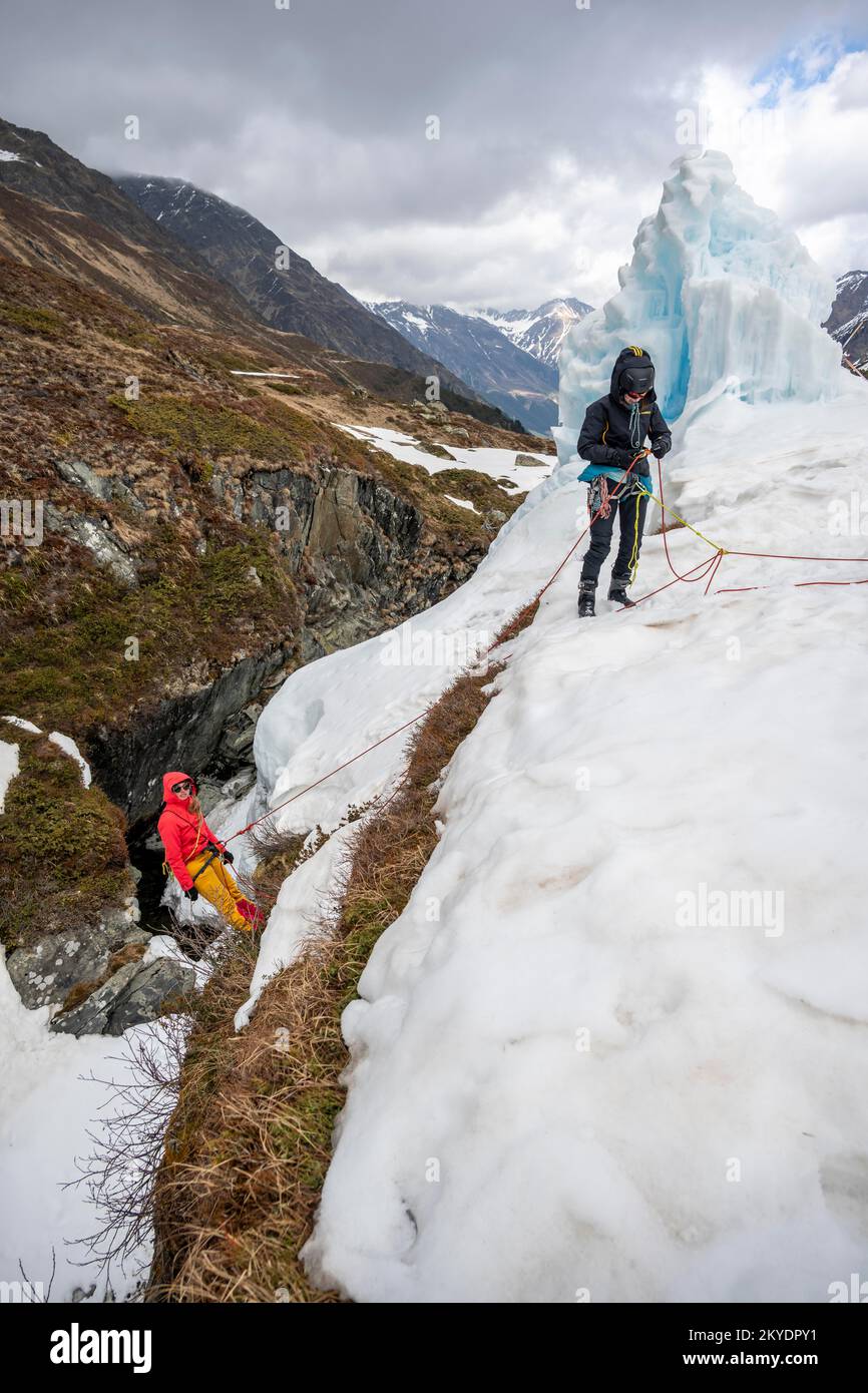 Exercice de sauvetage de crevasse pour le ski de randonnée sur une falaise, gestion des risques en hiver dans les montagnes, vallée de Neustift im Stubai, Tyrol, Autriche Banque D'Images