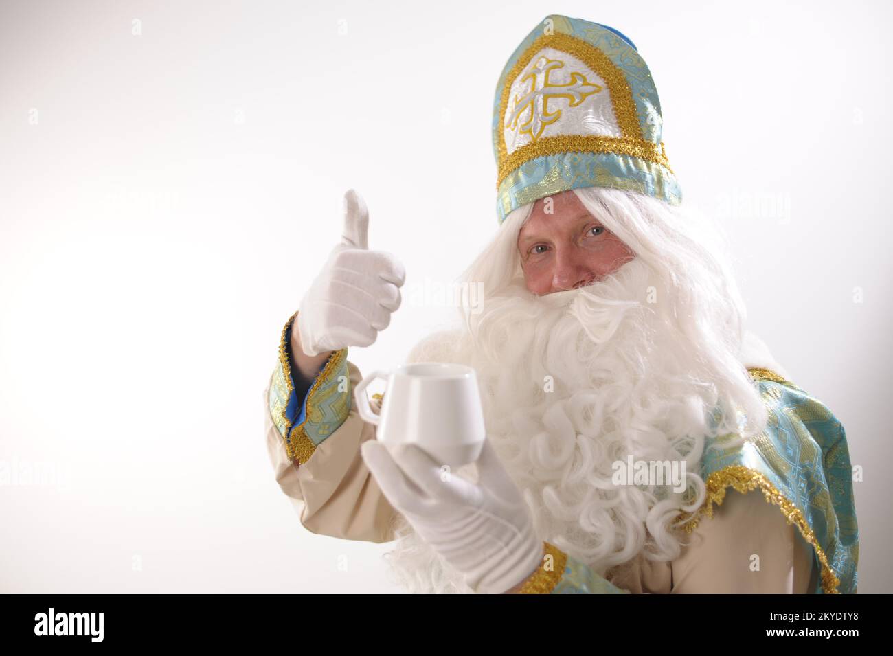 Sinterklaas portrait USA sur fond blanc. Le Père Noël hollandais Saint-Nicolas noël nouvel an blanc riche barbe et bleu doré costume de Saint-Nicolas sur fond blanc dans la publicité en studio Banque D'Images