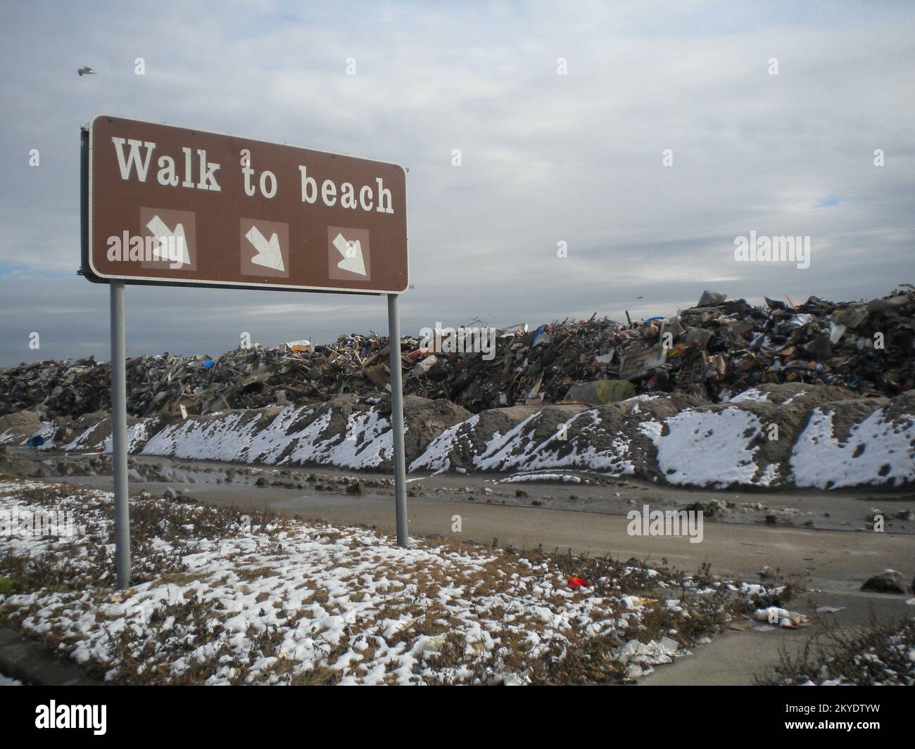 Rockaway (N.Y.), le 7 novembre 2012 le parc Jacob Riis, situé dans le quartier de Queens à New York, est utilisé comme un terrain de déversement temporaire pour les déchets de l'ouragan Sandy. Jusqu'à présent, les équipes sanitaires ont collecté près d'un quart de million de tonnes de débris. New York ouragan Sandy. Photographies relatives aux programmes, aux activités et aux fonctionnaires de gestion des catastrophes et des situations d'urgence Banque D'Images