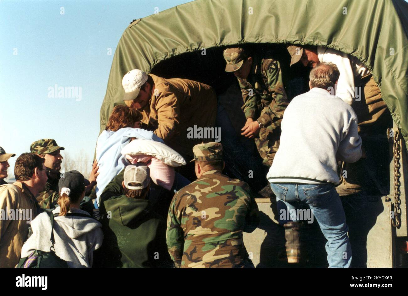 Tempêtes/inondations graves, East Grand Forks, MN, 04/18/97 les habitants d'East Grand Forks sont aidés dans les camions de la Garde nationale pendant l'évacuation de la ville. .. Photographies relatives aux programmes, aux activités et aux fonctionnaires de gestion des catastrophes et des situations d'urgence Banque D'Images