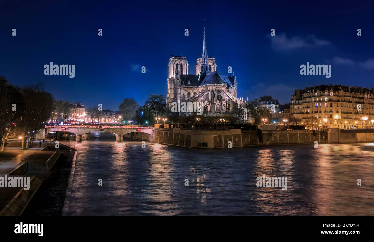 La cathédrale notre-Dame de Paris illuminée avec la flèche, avant le feu la nuit, la plus célèbre cathédrale catholique gothique du monde à Paris, en France Banque D'Images