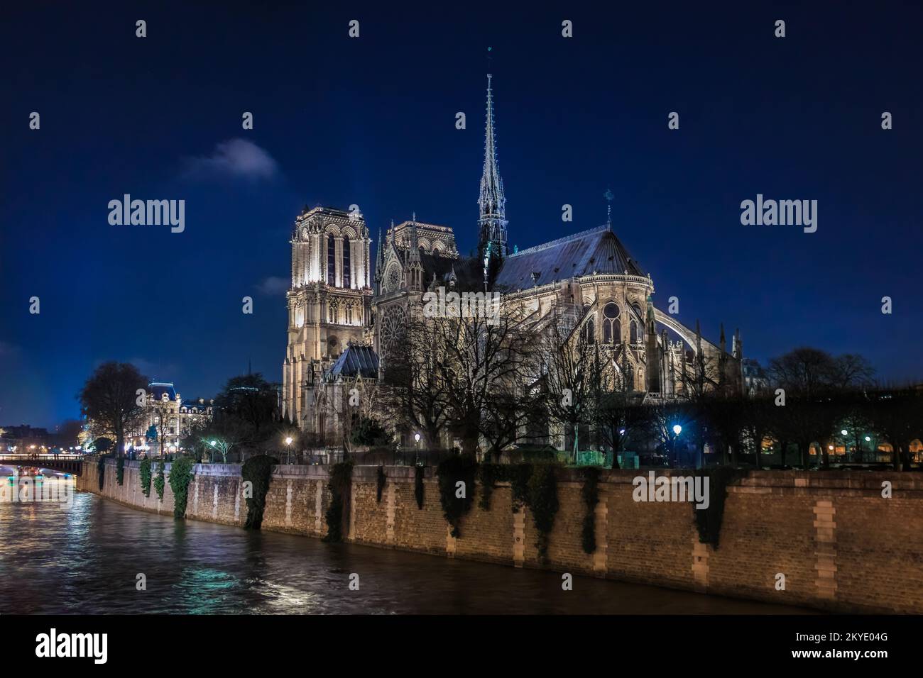 La cathédrale notre-Dame de Paris illuminée avec la flèche, avant le feu la nuit, la plus célèbre cathédrale catholique gothique du monde à Paris, en France Banque D'Images