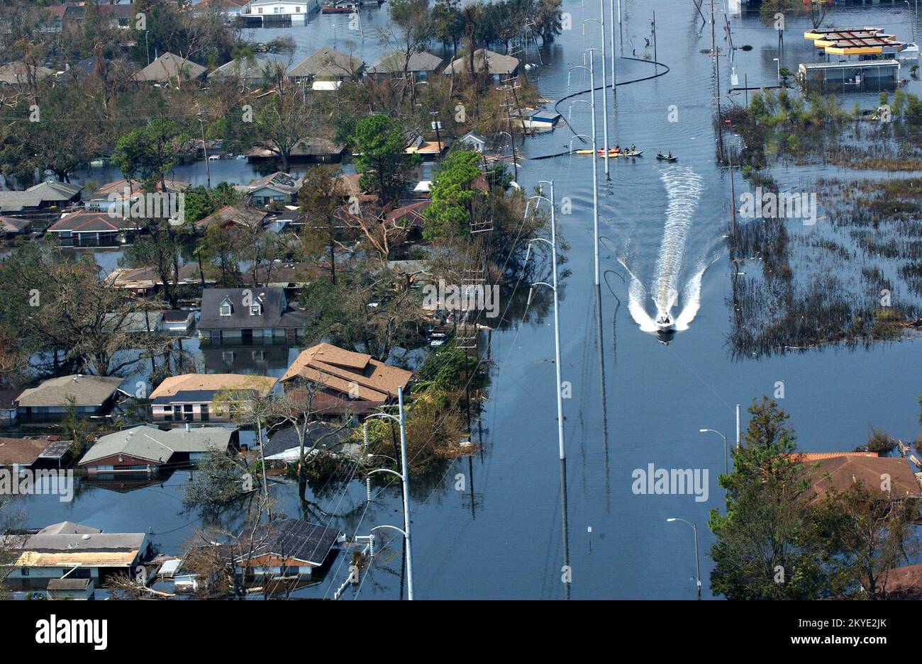 Ouragan Katrina, la Nouvelle-Orléans, LA, 2 septembre 2005 - les quartiers de la région restent inondés à la suite de l'ouragan Katrina. La FEMA et les équipes de secours locales vont dans les quartiers à la recherche de résidents incapables de sortir de leurs maisons en raison de la haute eau. Jocelyn Augustino/FEMA Banque D'Images