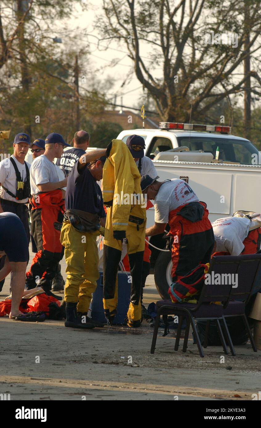 Ouragan Katrina, la Nouvelle-Orléans, LA, 2 septembre 2005 -- les travailleurs de la recherche et du sauvetage en milieu urbain de la FEMA passent par un processus de décontamination après avoir effectué des recherches dans les zones touchées par l'ouragan Katrina. Jocelyn Augustino/FEMA Banque D'Images