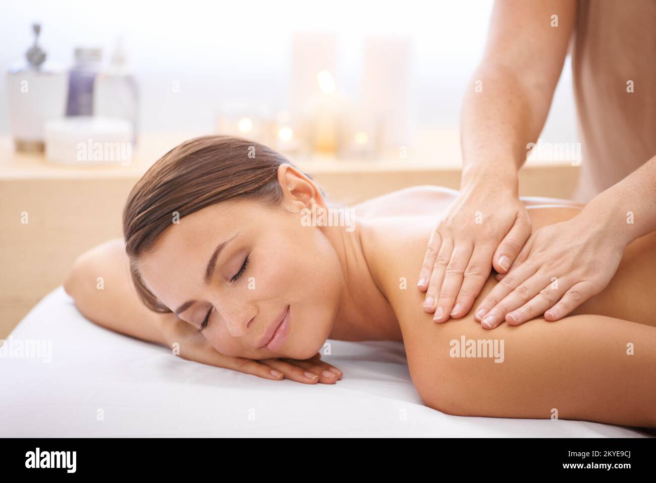 Shes dans son propre monde parfait. Une jeune femme blissful recevant. Banque D'Images