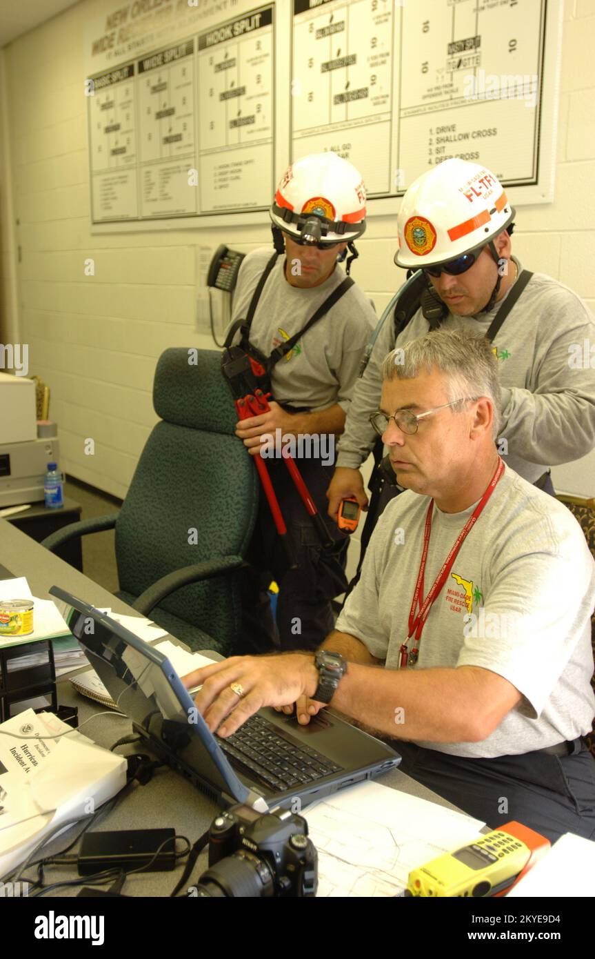 Ouragan Katrina, la Nouvelle-Orléans, LA, 4 septembre 2005 -- les travailleurs de la recherche et du sauvetage en milieu urbain de la FEMA passent en charge les plans à la base des opérations de l'ouragan Katrina. Jocelyn Augustino/FEMA Banque D'Images