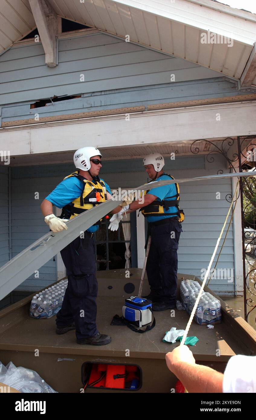 Ouragan Katrina, la Nouvelle-Orléans, LA, 5 septembre 2005 -- les membres de la Force opérationnelle de recherche et de sauvetage en milieu urbain de la FEMA, les travailleurs de secours locaux et la Garde côtière américaine, recherchent des résidents dans les quartiers affectés par l'ouragan Katrina. Jocelyn Augustino/FEMA Banque D'Images Ouragan Katrina, la Nouvelle-Orléans, LA, 5 septembre 2005 -- les membres de la Force opérationnelle de recherche et de sauvetage en milieu urbain de la FEMA, les travailleurs de secours locaux et la Garde côtière américaine, recherchent des résidents dans les quartiers affectés par l'ouragan Katrina. Jocelyn Augustino/FEMA Banque D'Images