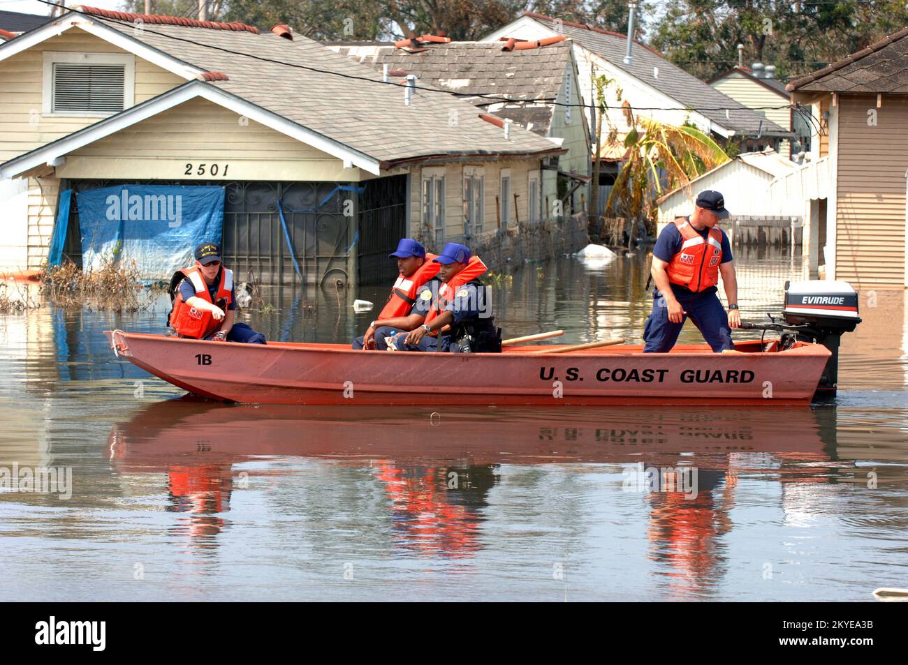 Ouragan Katrina, la Nouvelle-Orléans, LA, 5 septembre 2005 -- les travailleurs de la recherche et du sauvetage urbains locaux et de la FEMA et les membres de la Garde côtière américaine recherchent des résidents qui ont besoin d'aide dans les zones touchées par l'ouragan Katrina. Jocelyn Augustino/FEMA Banque D'Images Ouragan Katrina, la Nouvelle-Orléans, LA, 5 septembre 2005 -- les travailleurs de la recherche et du sauvetage urbains locaux et de la FEMA et les membres de la Garde côtière américaine recherchent des résidents qui ont besoin d'aide dans les zones touchées par l'ouragan Katrina. Jocelyn Augustino/FEMA Banque D'Images