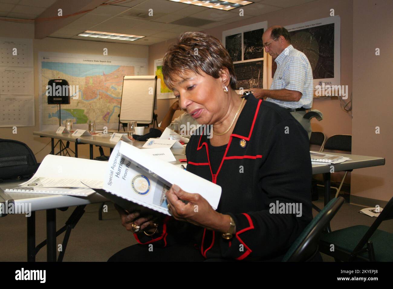 Ouragan Katrina/ouragan Rita, bâton-Rouge, LA, 4 octobre 2005 - Rep. E.B. Johnson (D-TX) lisant un rapport de situation lors d'un exposé sur les efforts de secours dans la côte du Golfe sur la dévastation causée par les ouragans Katrina et Rita. Banque D'Images